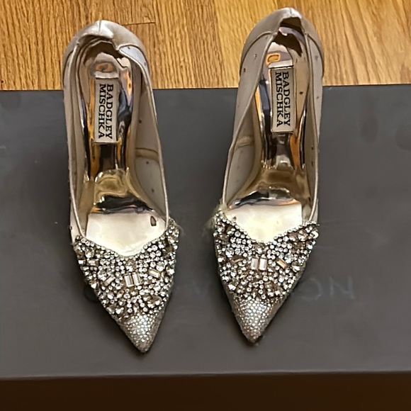 badgley mischka quintana crystal embellished pump